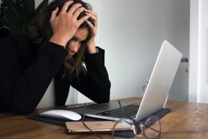 ストレスチェックの実施方法や義務化、制度化されたことでの罰則は!?